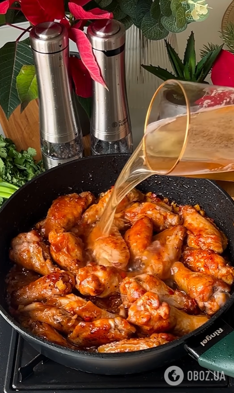 Сочные жареные крылья в пивной глазури: делимся быстрым рецептом мяса на сковородке
