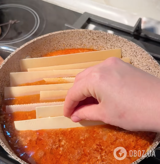 Ленивая лазанья с фаршем и сыром на сковороде: вкуснее любой закуски