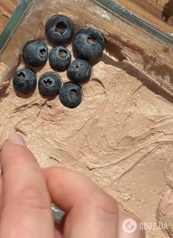 Вкусный творожный десерт с шоколадом и ягодами без выпечки: готовится всего 5 минут