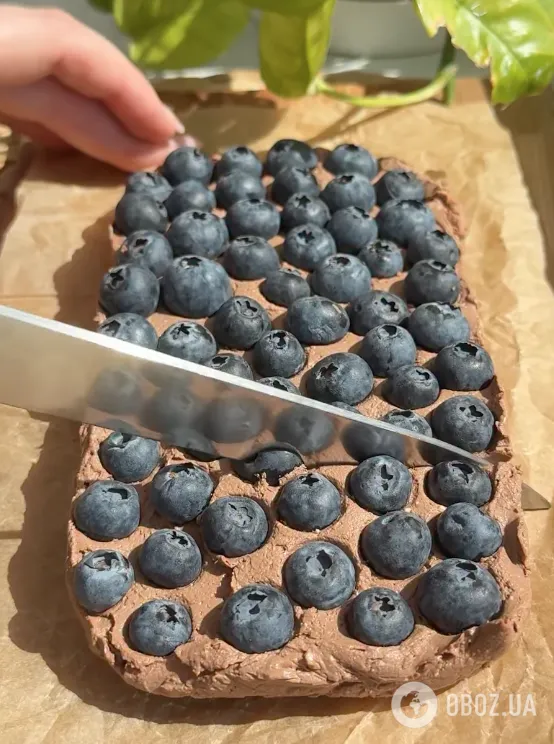 Вкусный творожный десерт с шоколадом и ягодами без выпечки: готовится всего 5 минут