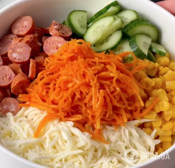 Салат "Охотничий" из сосисок, моркови по-корейски и сыра: готовится блюдо 10 минут