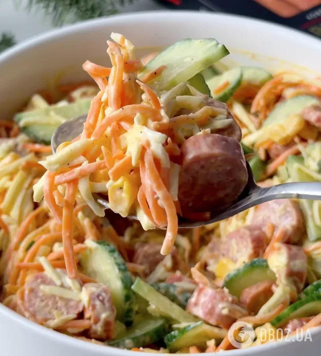 Салат "Охотничий" из сосисок, моркови по-корейски и сыра: готовится блюдо 10 минут