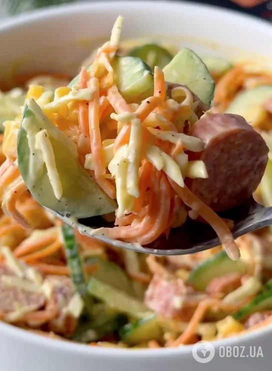 Салат "Охотничий" из сосисок, моркови по-корейски и сыра: готовится блюдо 10 минут