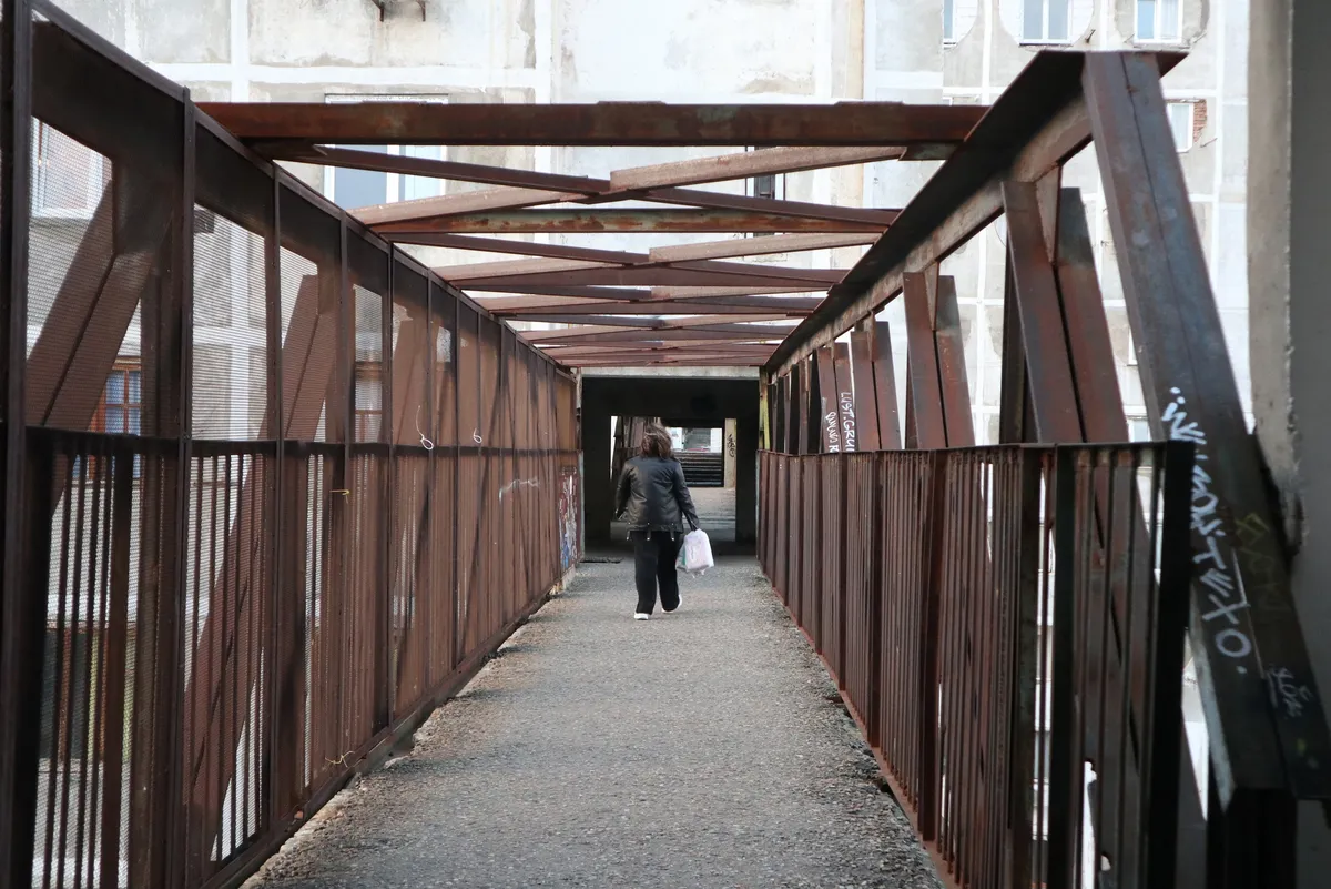 Навіщо в СРСР будували мости через багатоповерхівки: так не робили ніде