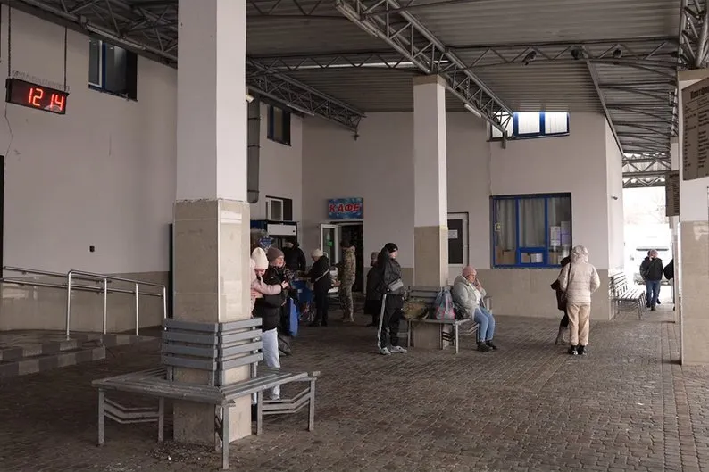 На улице было 10 градусов мороза: в Черновцах ветерана попросили покинуть зал ожидания вокзала ночью, разгорелся скандал