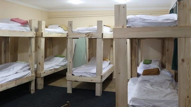 На улице было 10 градусов мороза: в Черновцах ветерана попросили покинуть зал ожидания вокзала ночью, разгорелся скандал