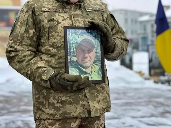 "Это был незаменимый человек в коллективе": в Ривне попрощались с воином, который погиб в боях на Донетчине. Фото и видео