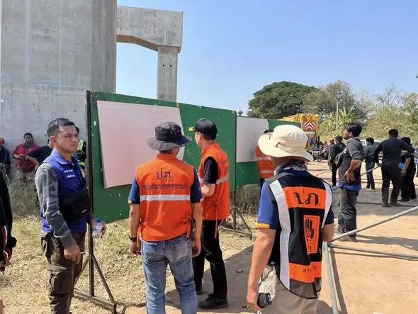В Таиланде строительный кран упал на пассажирский поезд: погибли десятки людей. Фото и видео