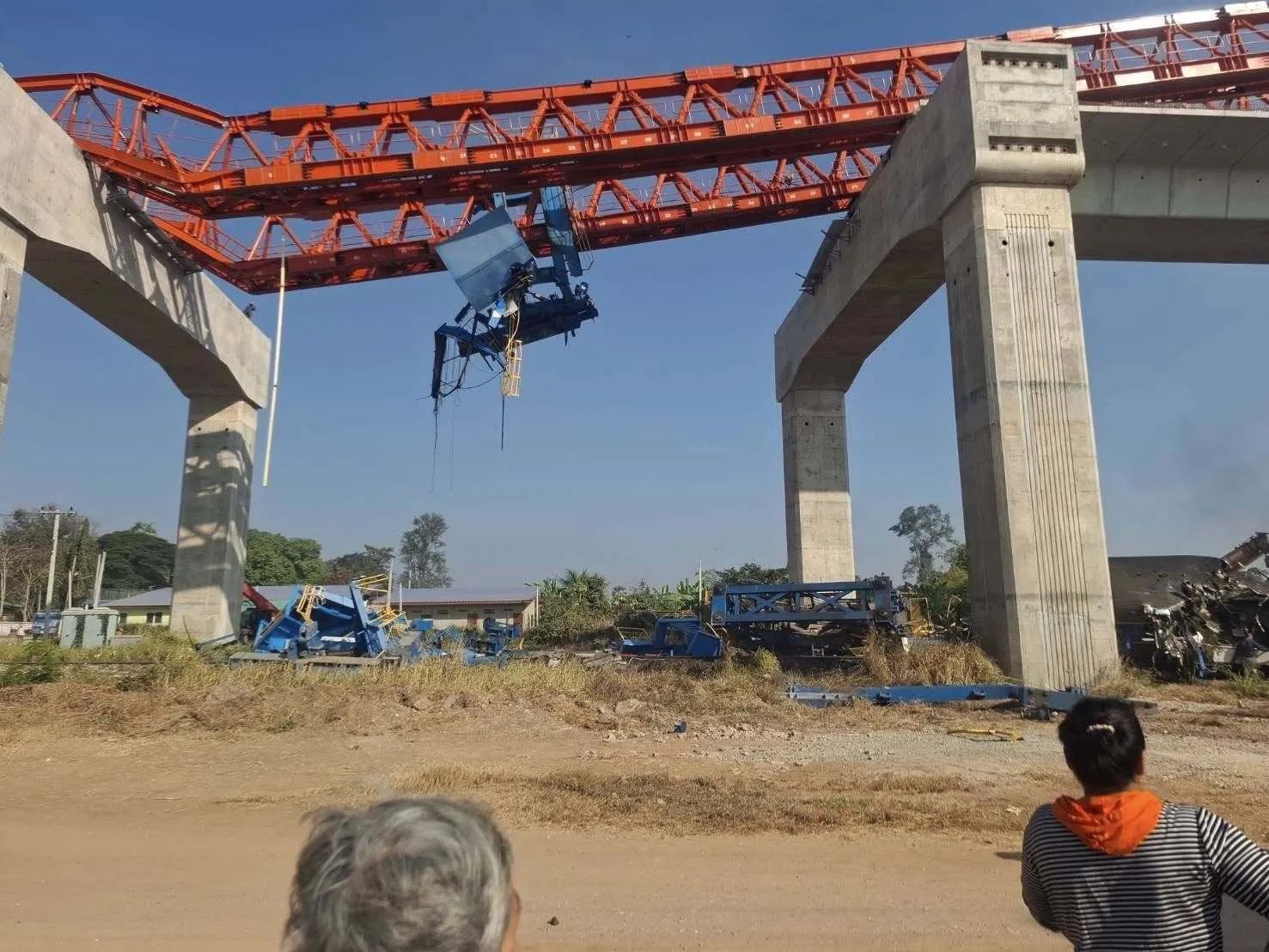В Таиланде строительный кран упал на пассажирский поезд: погибли десятки людей. Фото и видео