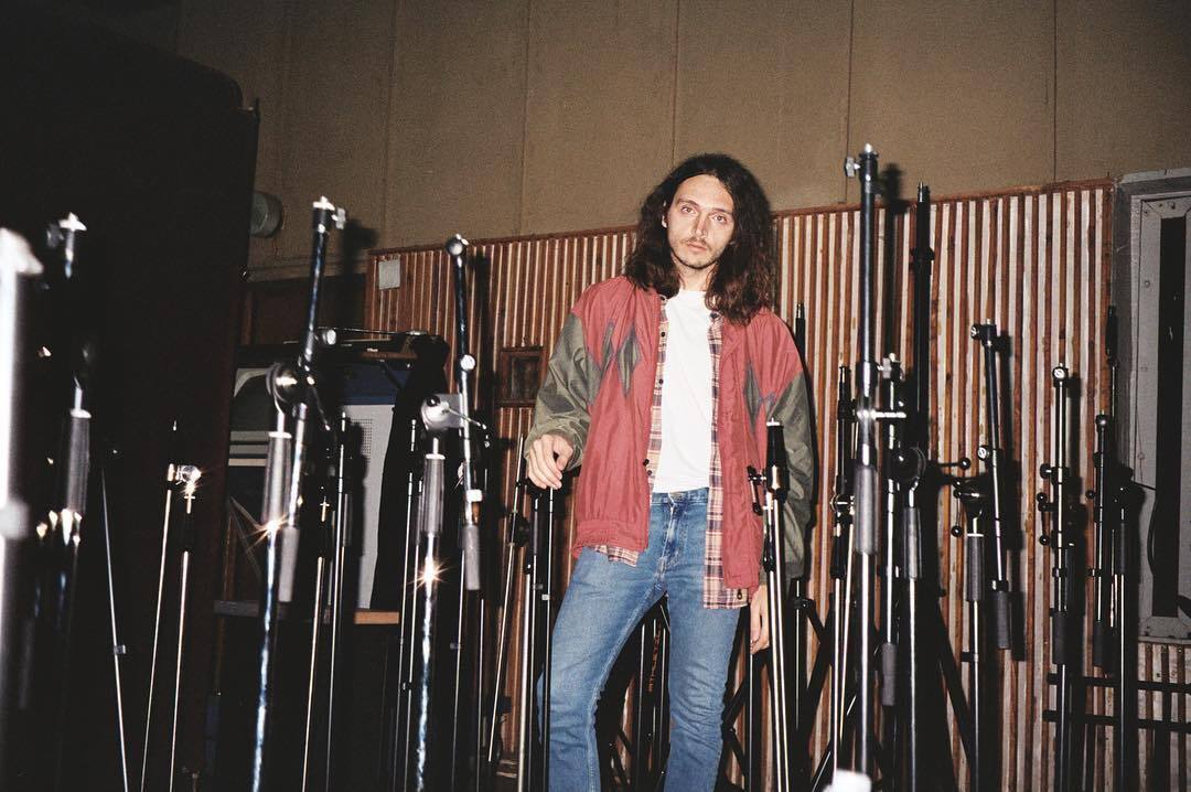 Обрезал волосы и снял очки: неузнаваемый лидер "Валентина Стрыкала" впервые за долгое время показал новое фото ради благой цели