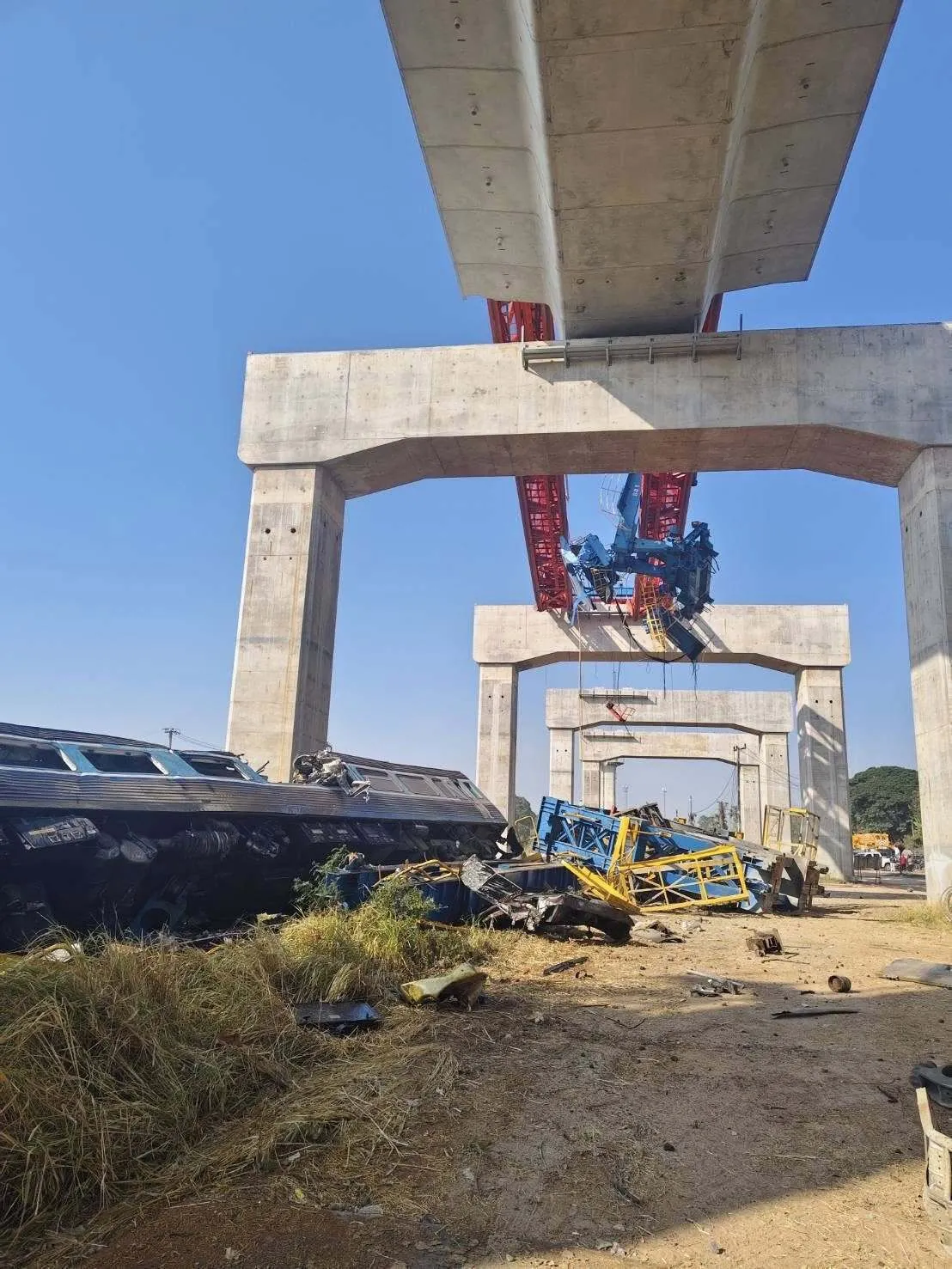 В Таиланде строительный кран упал на пассажирский поезд: погибли десятки людей. Фото и видео