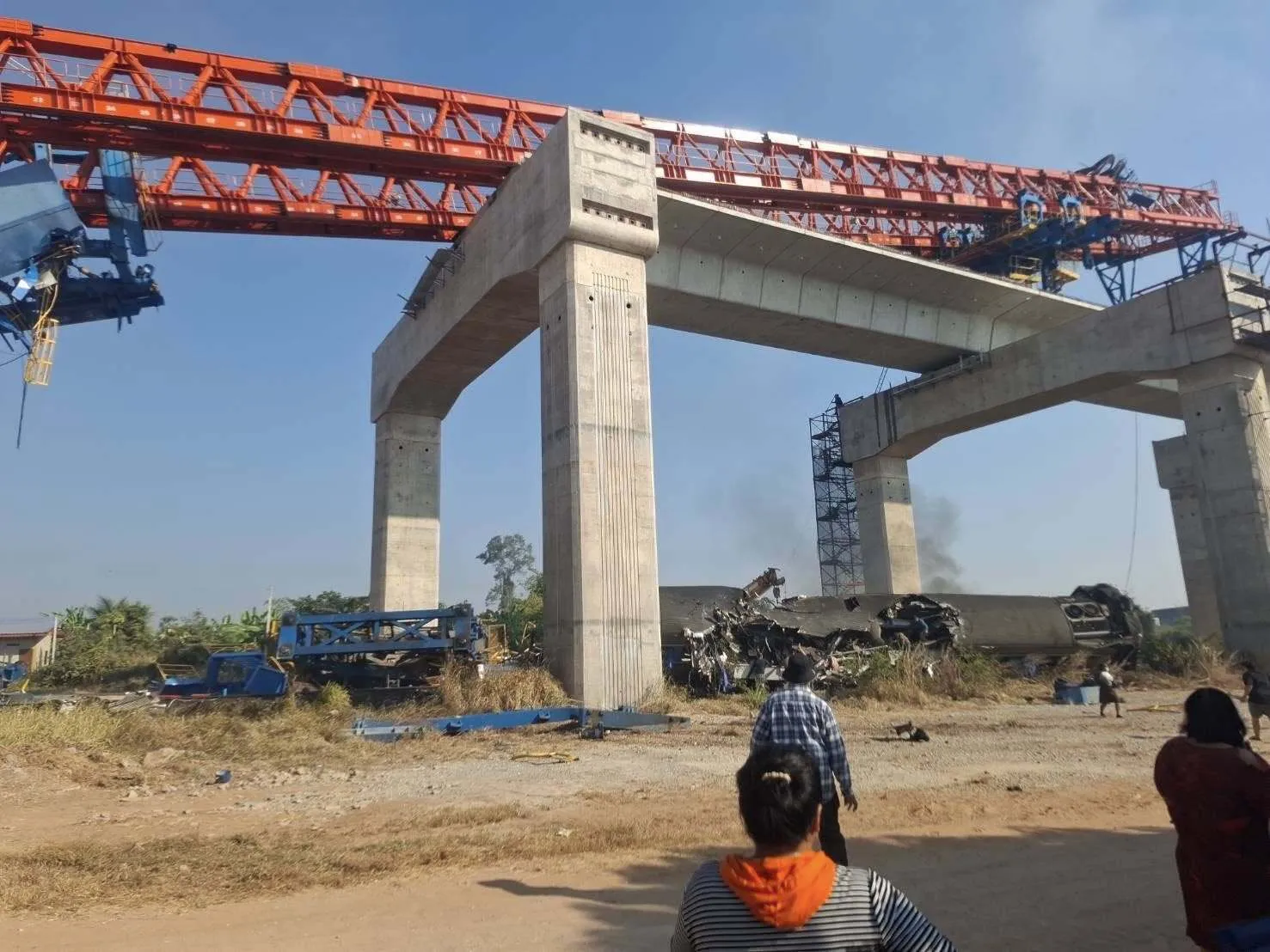 В Таиланде строительный кран упал на пассажирский поезд: погибли десятки людей. Фото и видео