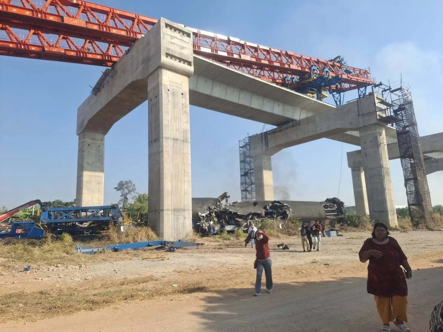 В Таиланде строительный кран упал на пассажирский поезд: погибли десятки людей. Фото и видео