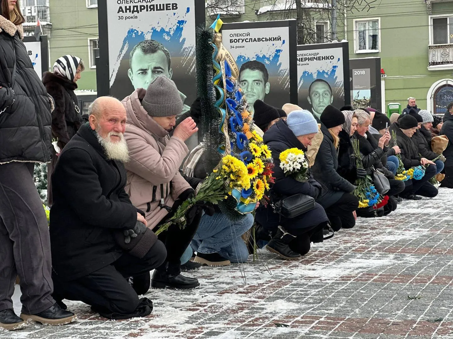 "Это был незаменимый человек в коллективе": в Ривне попрощались с воином, который погиб в боях на Донетчине. Фото и видео