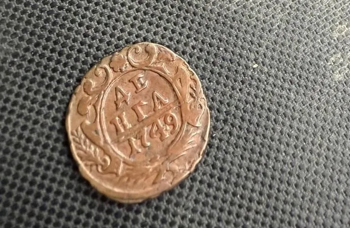 Из Украины хотели вывезти уникальную коллекцию монет и наконечников для стрел. Фото