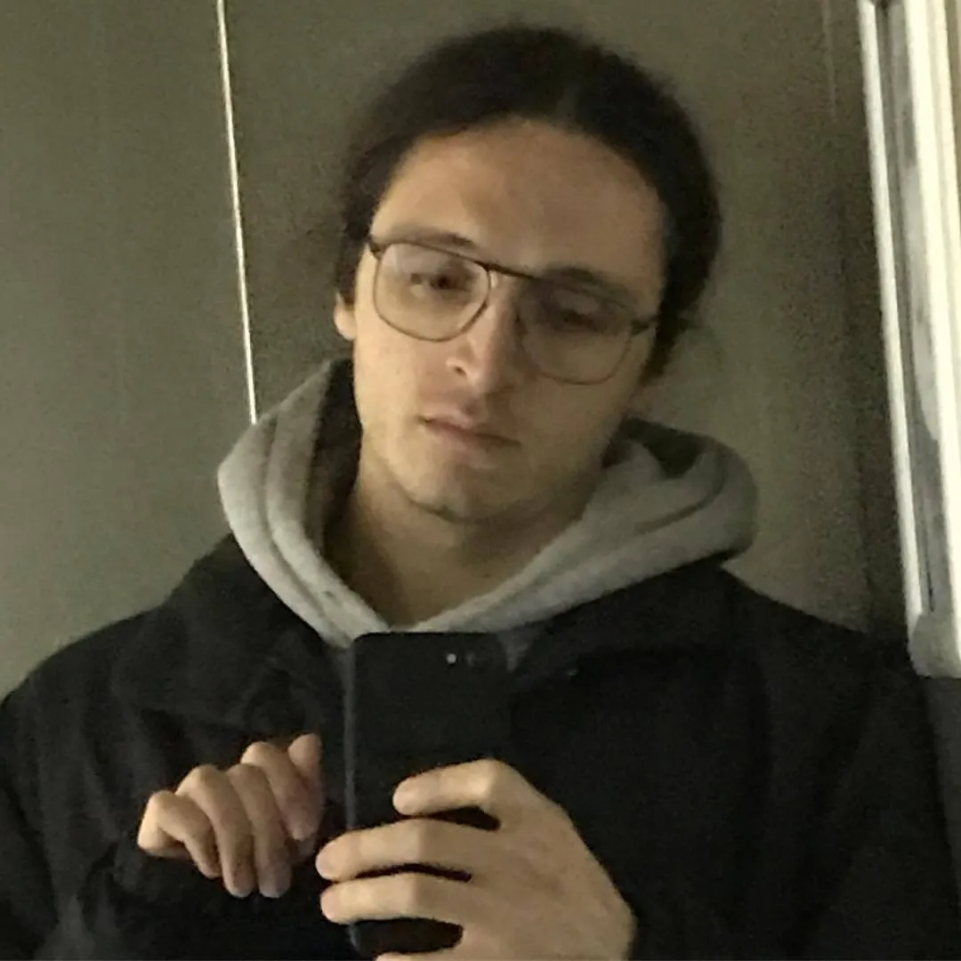 Обрезал волосы и снял очки: неузнаваемый лидер "Валентина Стрыкала" впервые за долгое время показал новое фото ради благой цели