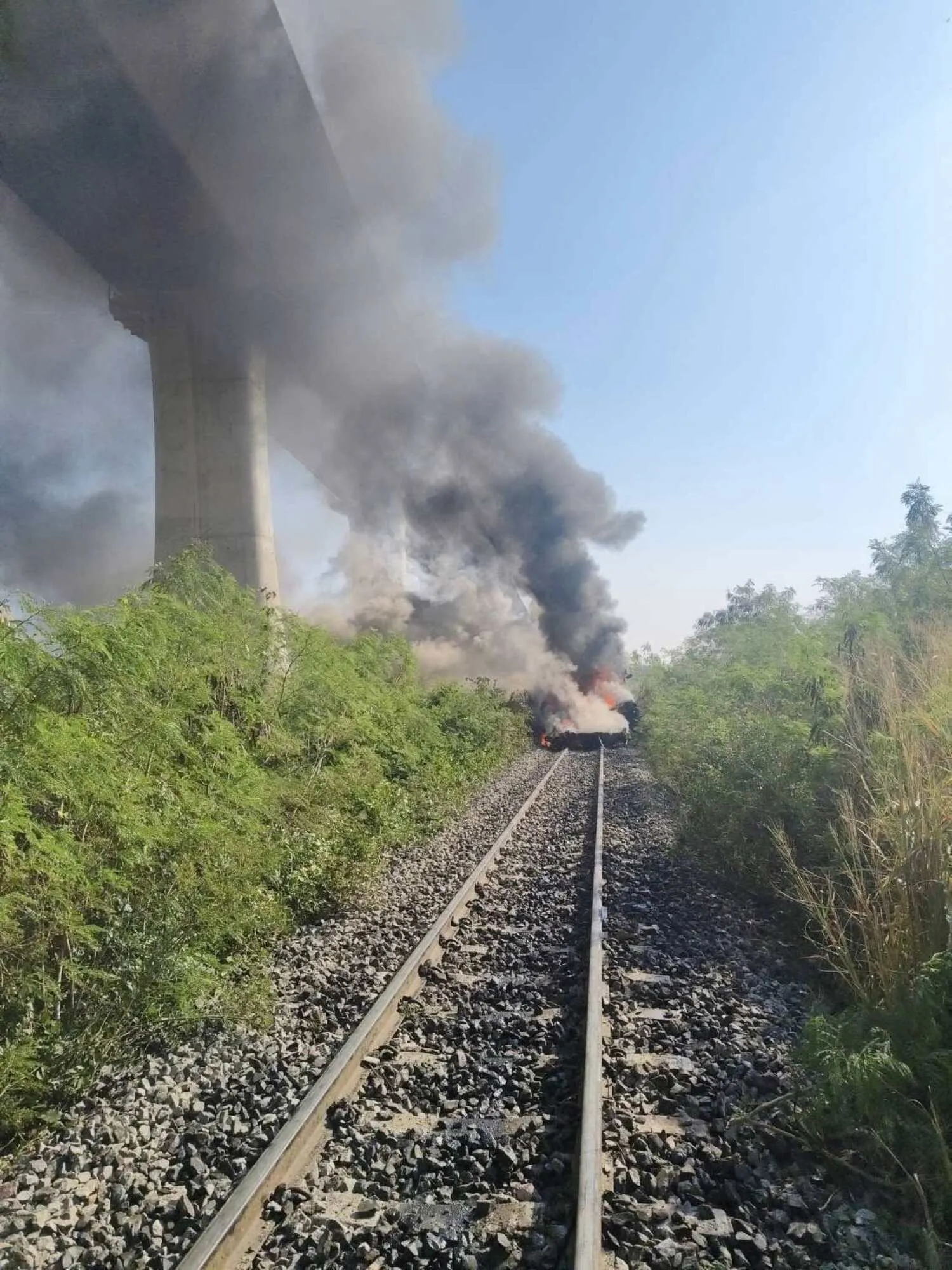 В Таиланде строительный кран упал на пассажирский поезд: погибли десятки людей. Фото и видео