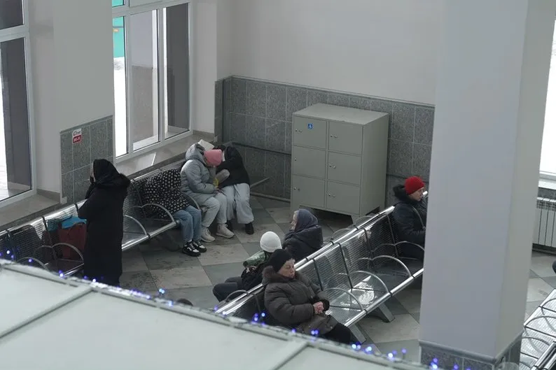 На улице было 10 градусов мороза: в Черновцах ветерана попросили покинуть зал ожидания вокзала ночью, разгорелся скандал