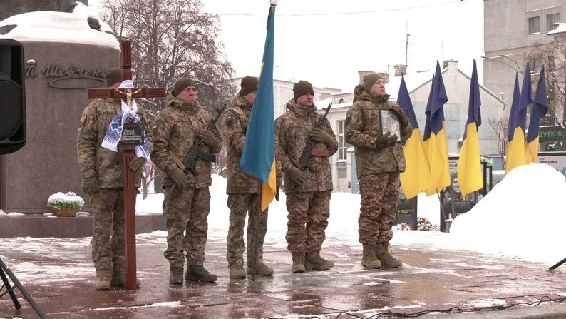 "Это был незаменимый человек в коллективе": в Ривне попрощались с воином, который погиб в боях на Донетчине. Фото и видео