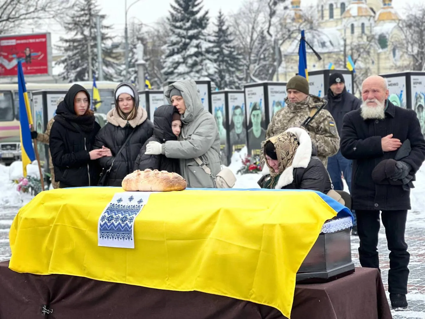 "Это был незаменимый человек в коллективе": в Ривне попрощались с воином, который погиб в боях на Донетчине. Фото и видео