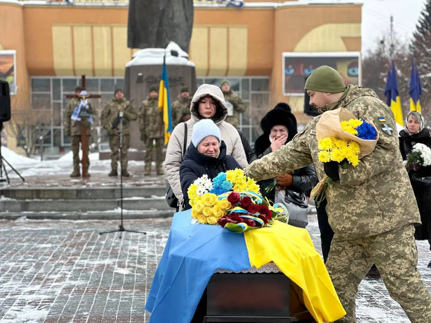 "Это был незаменимый человек в коллективе": в Ривне попрощались с воином, который погиб в боях на Донетчине. Фото и видео