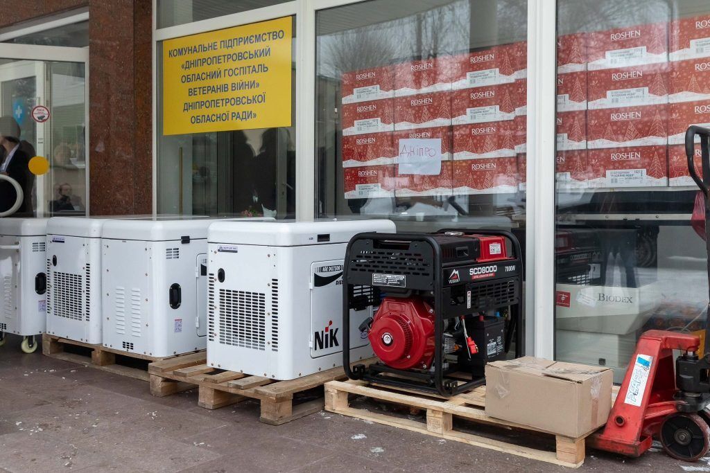 Марина Порошенко привезла в Днепр 5 генераторов для областного госпиталя ветеранов