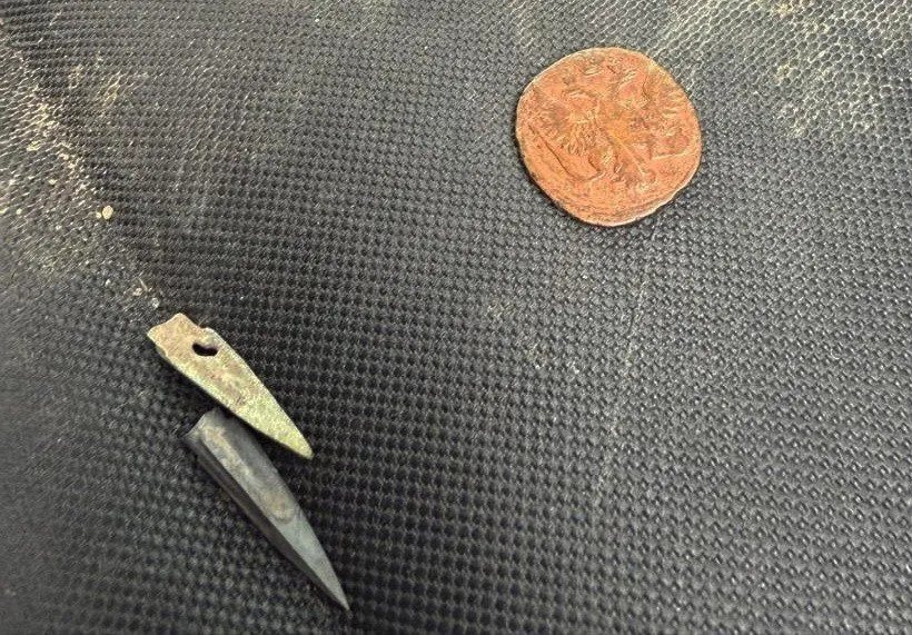 Из Украины хотели вывезти уникальную коллекцию монет и наконечников для стрел. Фото