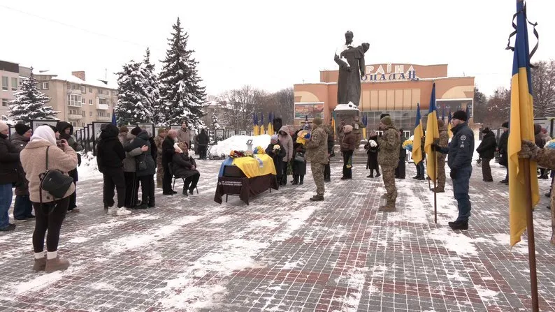 "Это был незаменимый человек в коллективе": в Ривне попрощались с воином, который погиб в боях на Донетчине. Фото и видео