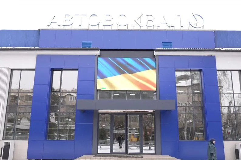 На улице было 10 градусов мороза: в Черновцах ветерана попросили покинуть зал ожидания вокзала ночью, разгорелся скандал