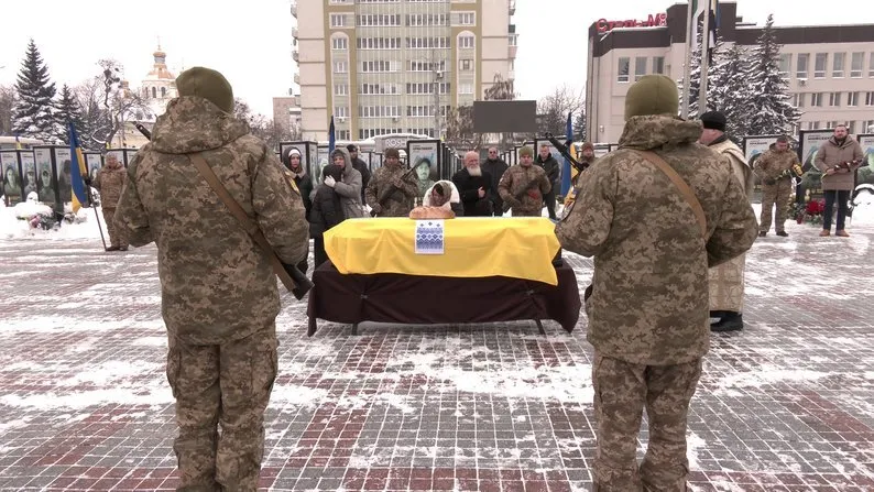 "Это был незаменимый человек в коллективе": в Ривне попрощались с воином, который погиб в боях на Донетчине. Фото и видео