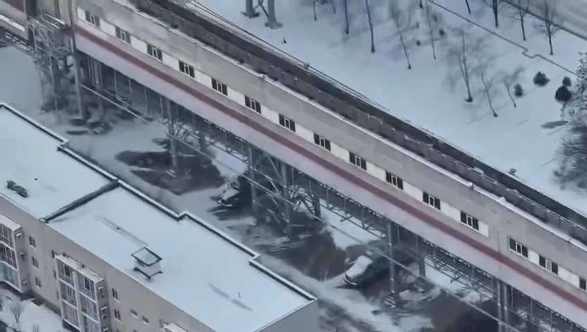 "Видит ли это МАГАТЭ?" На Запорожской АЭС оккупанты разместили военную технику рядом с ядерными реакторами. Видео