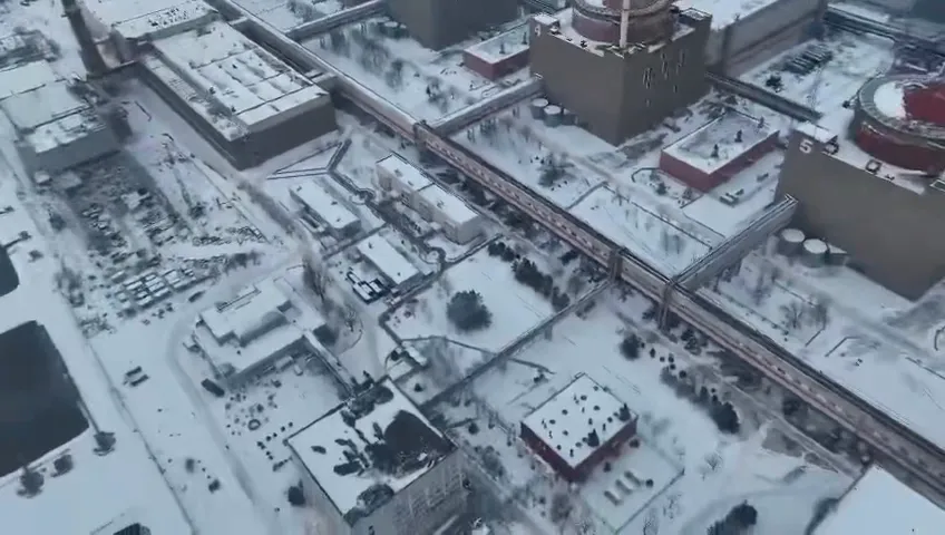 "Видит ли это МАГАТЭ?" На Запорожской АЭС оккупанты разместили военную технику рядом с ядерными реакторами. Видео