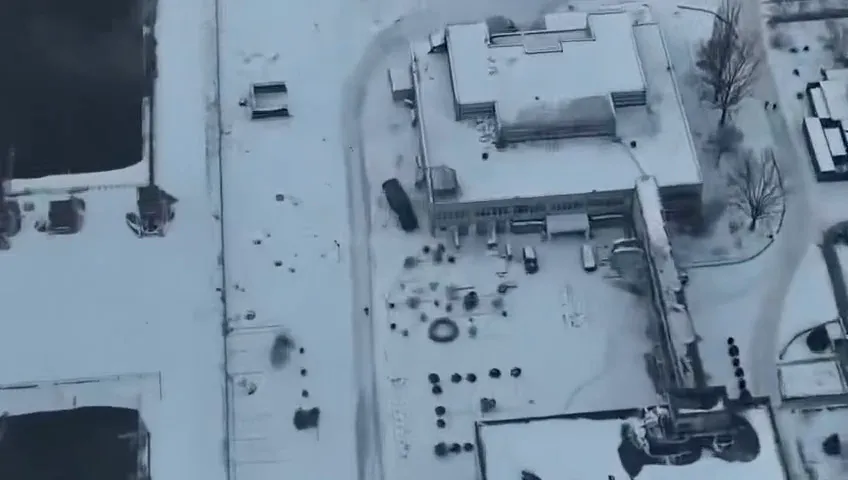 "Видит ли это МАГАТЭ?" На Запорожской АЭС оккупанты разместили военную технику рядом с ядерными реакторами. Видео