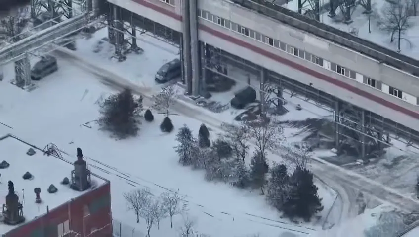 "Видит ли это МАГАТЭ?" На Запорожской АЭС оккупанты разместили военную технику рядом с ядерными реакторами. Видео