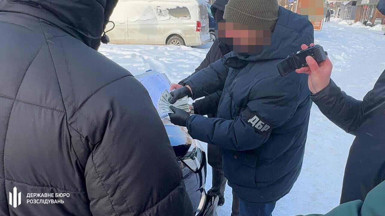На Волыни разоблачили чиновника ТЦК, который брал взятки за снятие военнообязанных с розыска. Фото