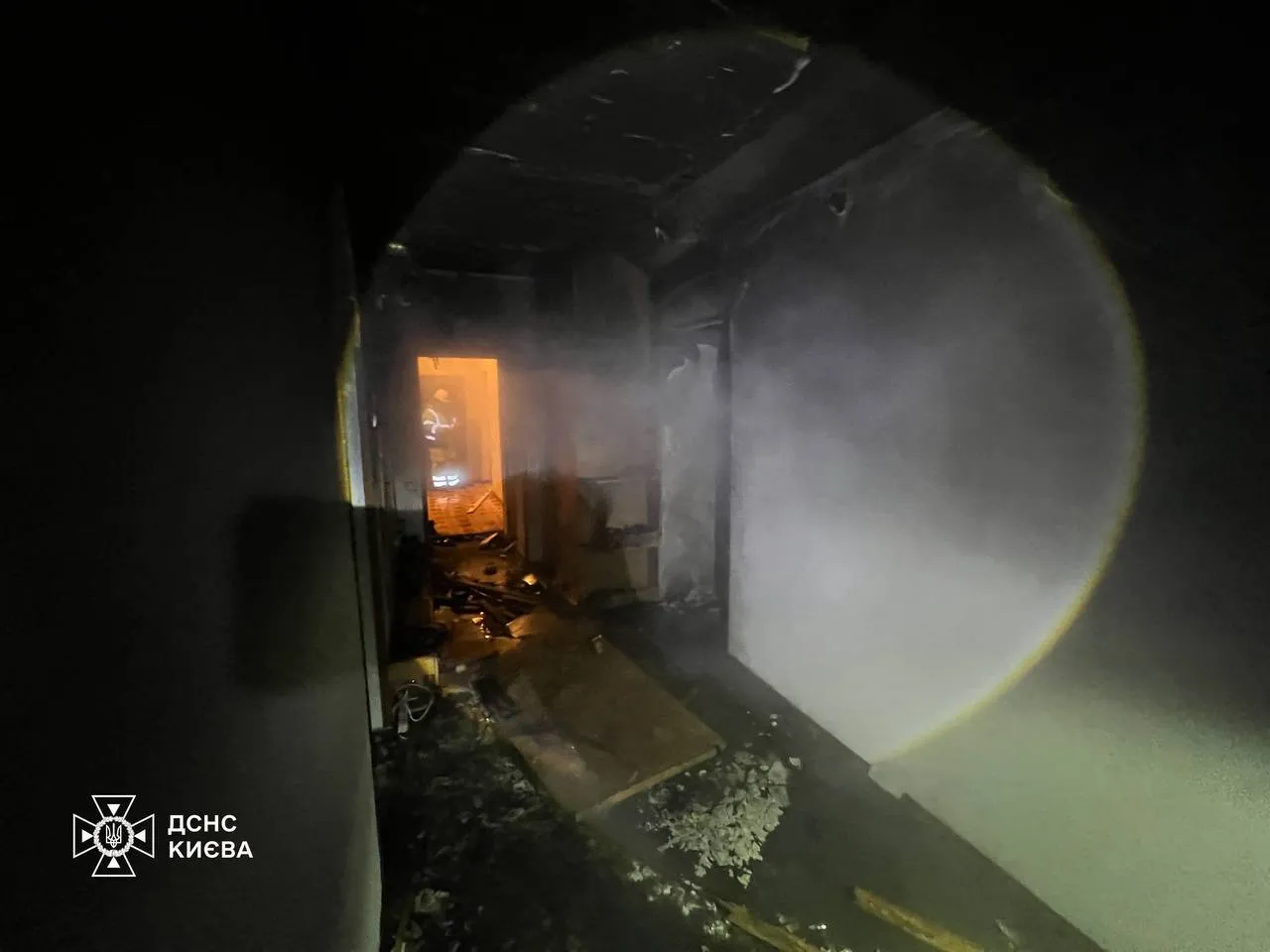 В Киеве произошел взрыв в квартире многоэтажки: возник пожар, есть пострадавший. Фото и видео