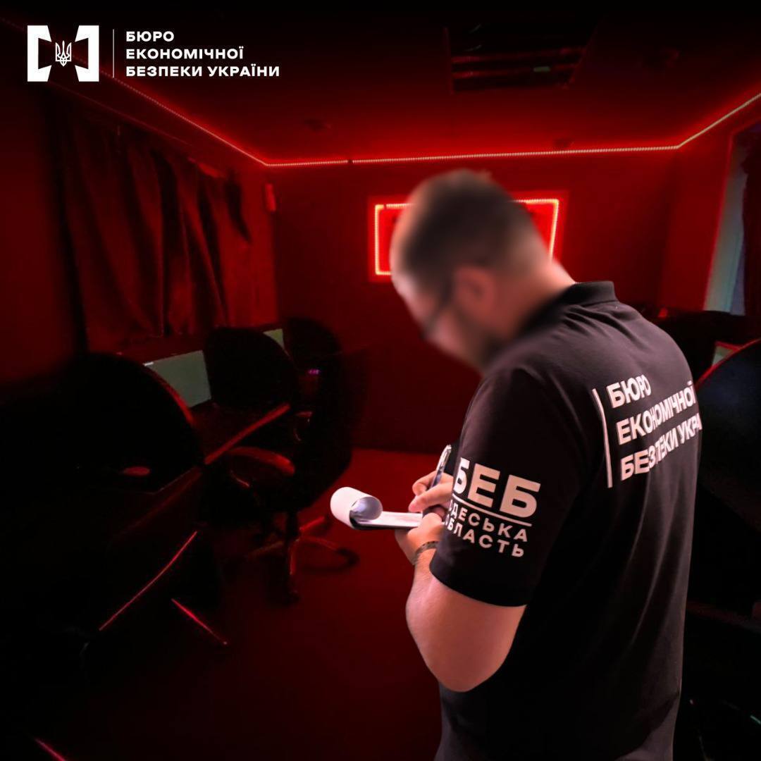 Обшуки в підпільному гральному залі