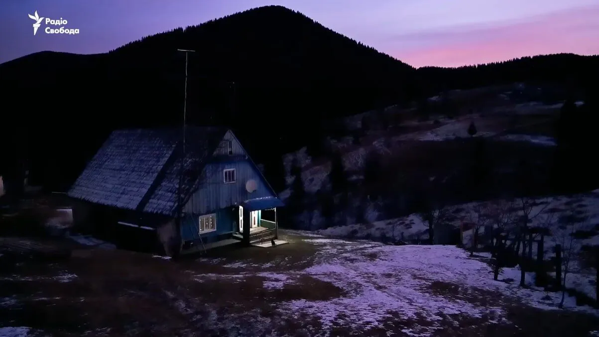 Нема дороги, бігають вовки. Мережу вразили діти в горах Закарпаття, які щодня долають по 8 км до школи. Відео