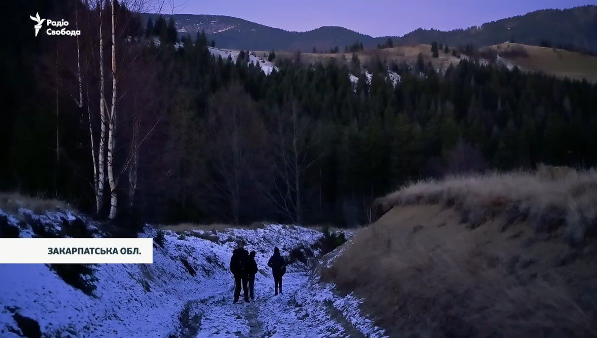 Нема дороги, бігають вовки. Мережу вразили діти в горах Закарпаття, які щодня долають по 8 км до школи. Відео