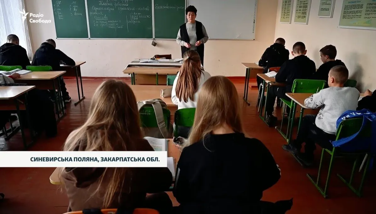 Нема дороги, бігають вовки. Мережу вразили діти в горах Закарпаття, які щодня долають по 8 км до школи. Відео