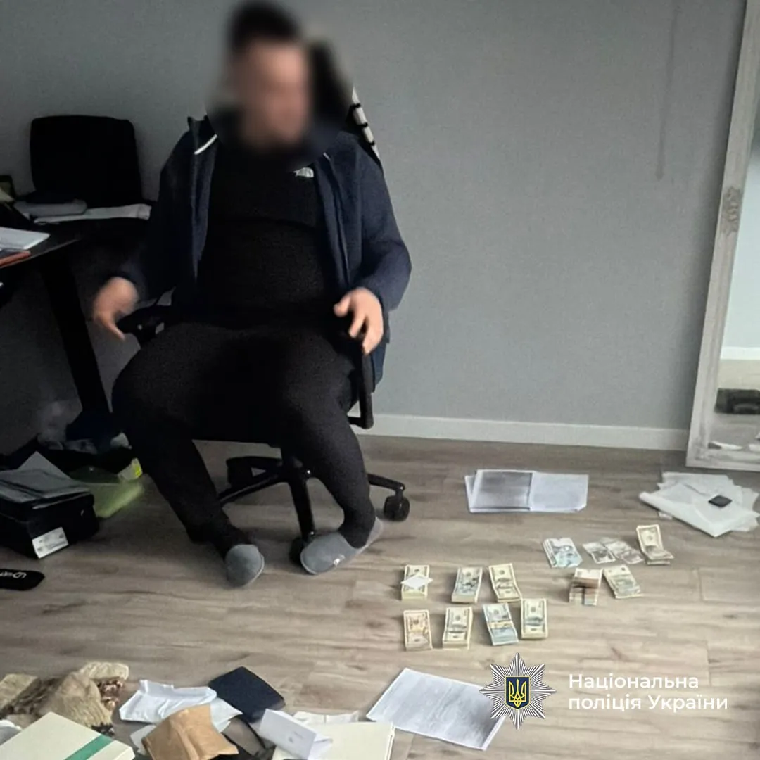 Працівники ТЦК і медики допомагали уникати мобілізації: повідомлено про підозри у восьми регіонах України. Фото і відео