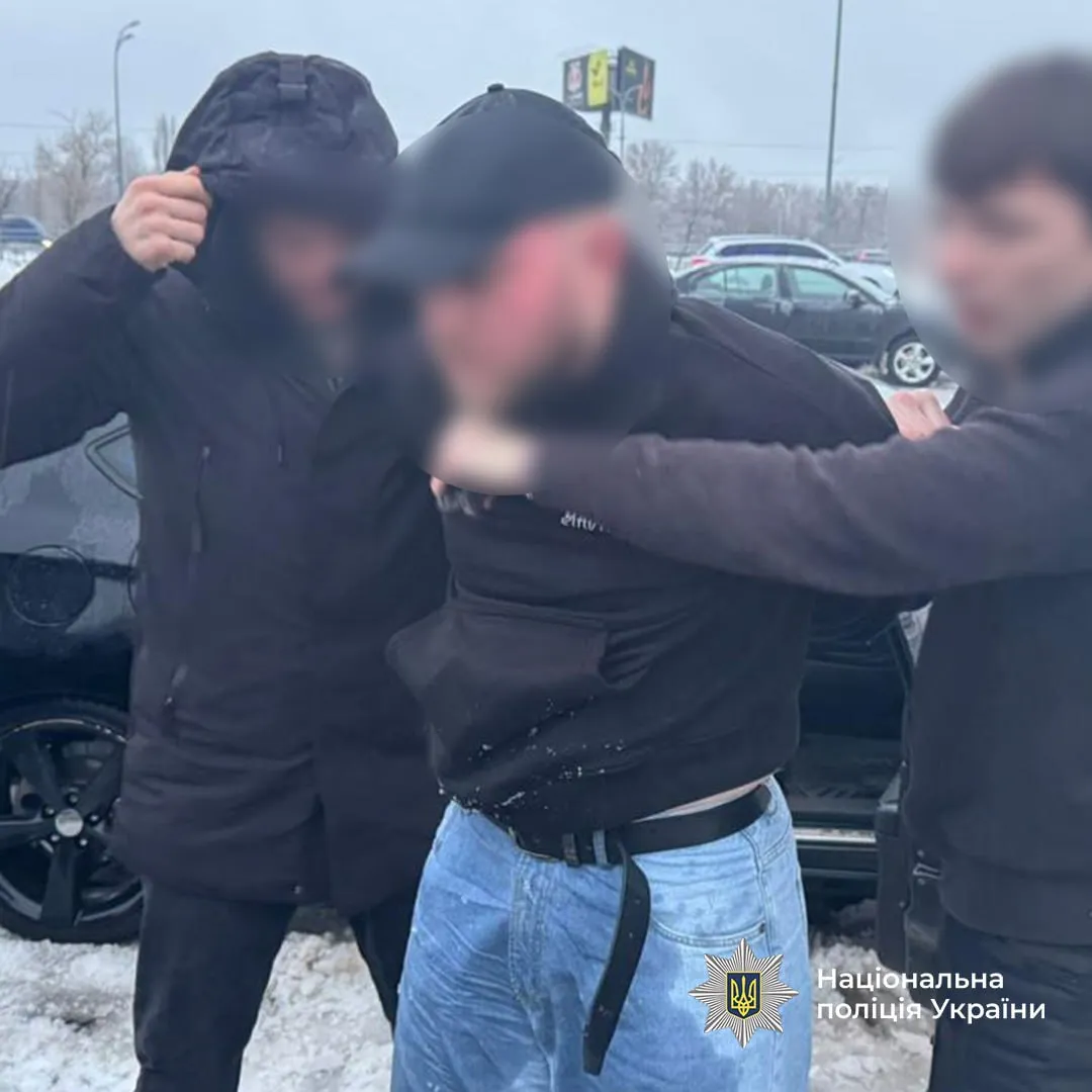 Працівники ТЦК і медики допомагали уникати мобілізації: повідомлено про підозри у восьми регіонах України. Фото і відео