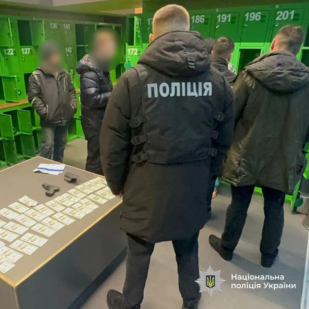 Працівники ТЦК і медики допомагали уникати мобілізації: повідомлено про підозри у восьми регіонах України. Фото і відео