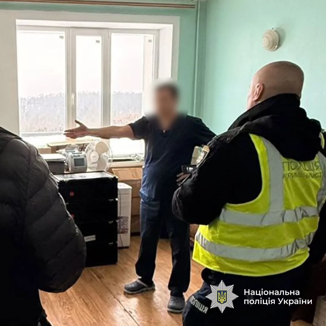 Працівники ТЦК і медики допомагали уникати мобілізації: повідомлено про підозри у восьми регіонах України. Фото і відео