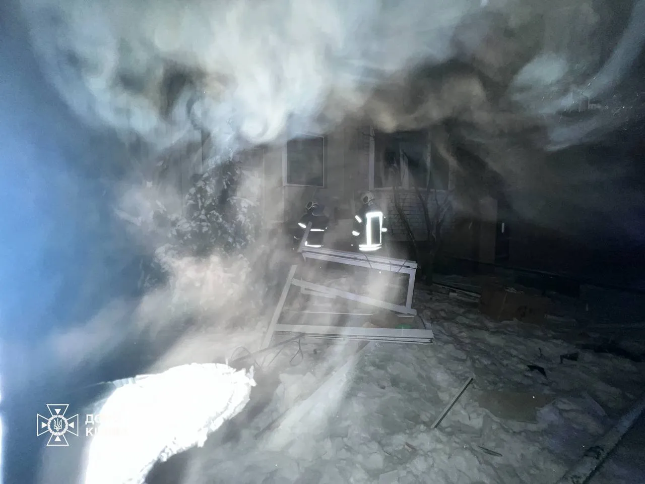 В Киеве произошел взрыв в квартире многоэтажки: возник пожар, есть пострадавший. Фото и видео