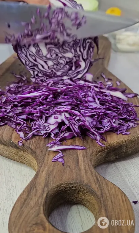 Смачний салат з білої та фіолетової капусти: заправляється майонезом