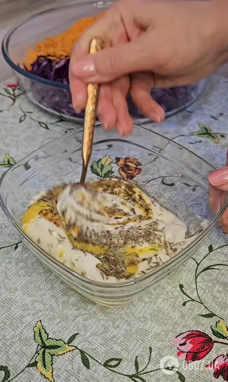 Смачний салат з білої та фіолетової капусти: заправляється майонезом