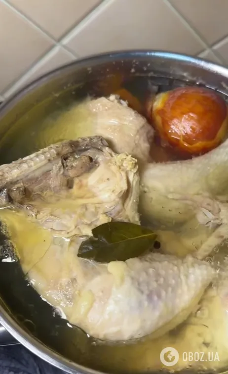 Прозорий та наваристий холодець з курки: ділимось покроковим рецептом