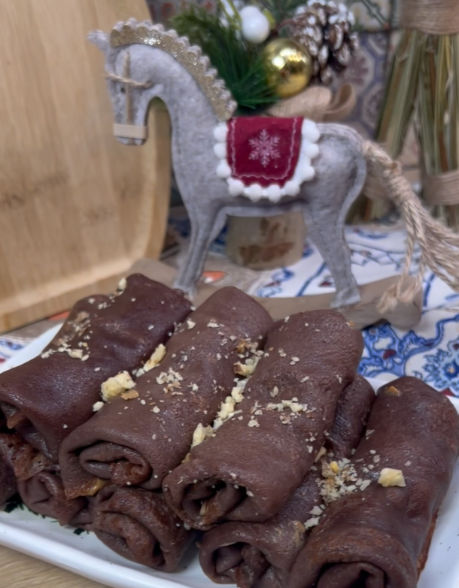 Шоколадные блины "Сникерс": как приготовить эффектный десерт для всей семьи