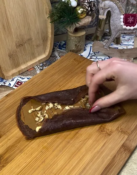 Шоколадные блины "Сникерс": как приготовить эффектный десерт для всей семьи